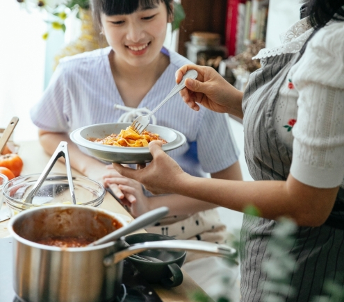 NHÀ EM Ở QUẬN 4  CẦN TUYỂN 1 CÔ GIÚP VIỆC