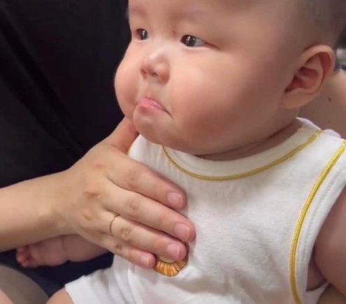 CON MỚI SINH BÉ ĐC 6 THÁNG HIỆN CON MUỐN TÌM 1 CÔ CHĂM BÉ